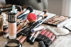 مدة صلاحية المكياج .. كم تدوم وما علامات انتهائها؟